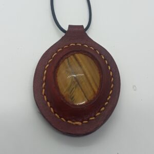 Collier en cuir tannage végétal teinté avec inclusion d'une pierre