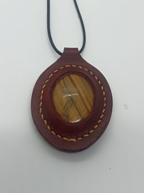 Collier en cuir tannage végétal teinté avec inclusion d'une pierre