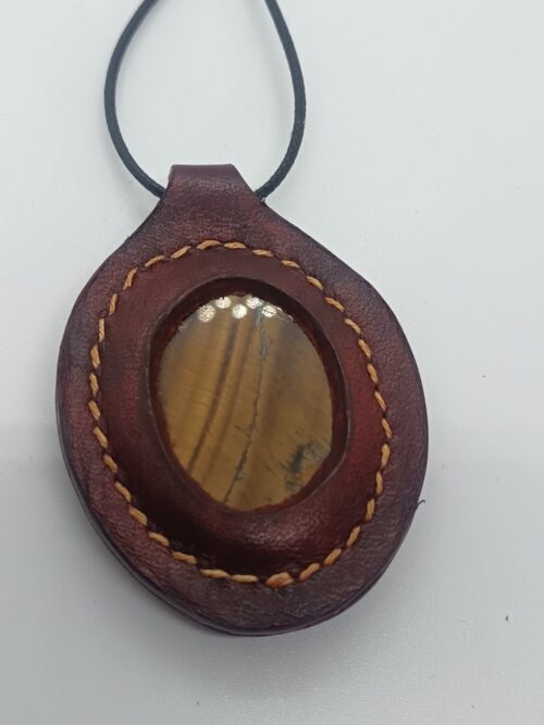 Collier en cuir tannage végétal teinté avec inclusion d'une pierre – Image 4