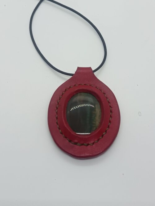 Collier en cuir tannage végétal teinté avec inclusion d'une pierre – Image 2