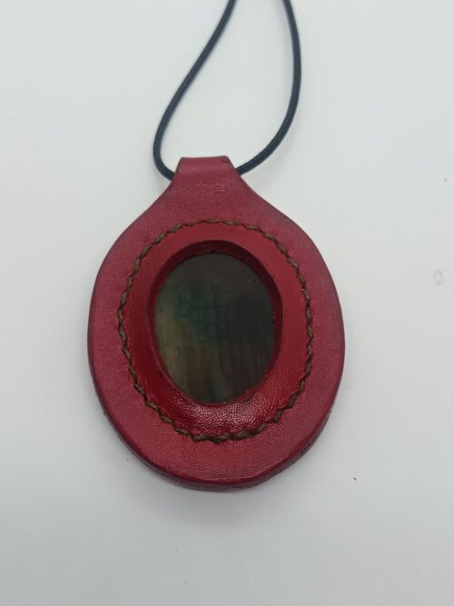 Collier en cuir tannage végétal teinté avec inclusion d'une pierre – Image 3