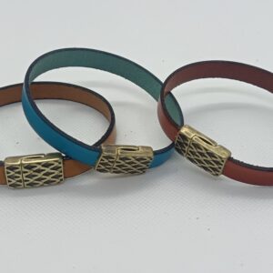 bracelet cuir tannage végétal, tranches teintées noires et attache aimantée motif peau de serpent