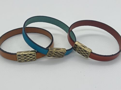 bracelet cuir tannage végétal, tranches teintées noires et attache aimantée motif peau de serpent