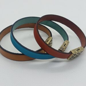bracelet cuir tannage végétal, tranches teintées noires et attache aimantée motif peau de serpent