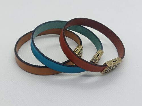 bracelet cuir tannage végétal, tranches teintées noires et attache aimantée motif peau de serpent