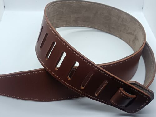 sangle de guitare marron tannage végétal, doublé et cousu main