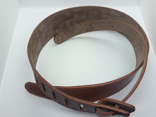 sangle de guitare marron tannage végétal, doublé et cousu main