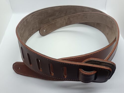 sangle de guitare marron tannage végétal, doublé et cousu main