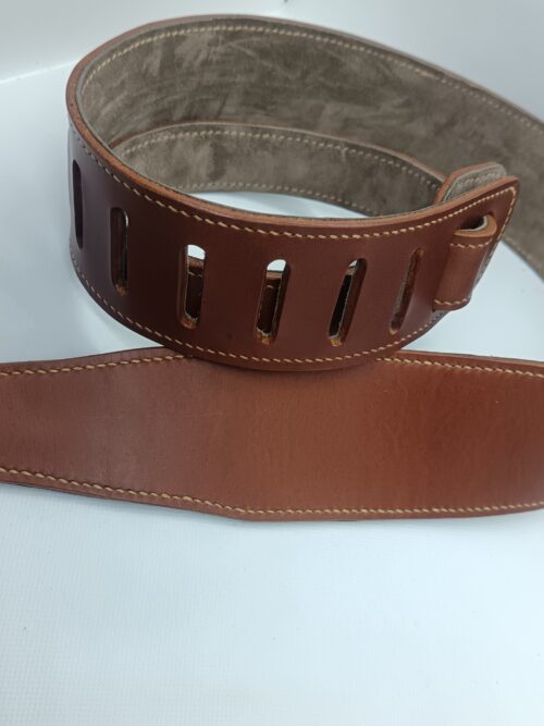 sangle de guitare marron tannage végétal, doublé et cousu main