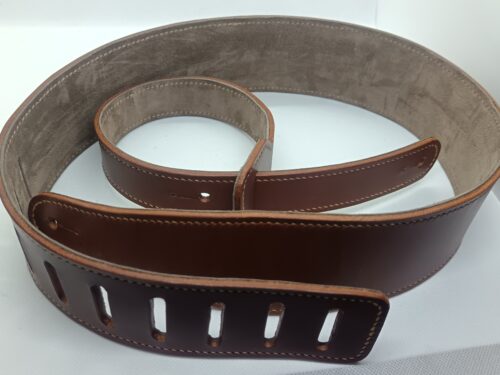 sangle de guitare marron tannage végétal, doublé et cousu main