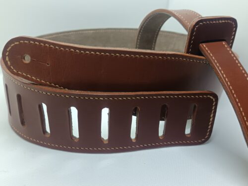sangle de guitare marron tannage végétal, doublé et cousu main