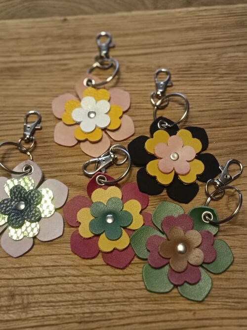 Porte-clés fleur en cuir - Bijou de sac ou de clés fait main – Image 2